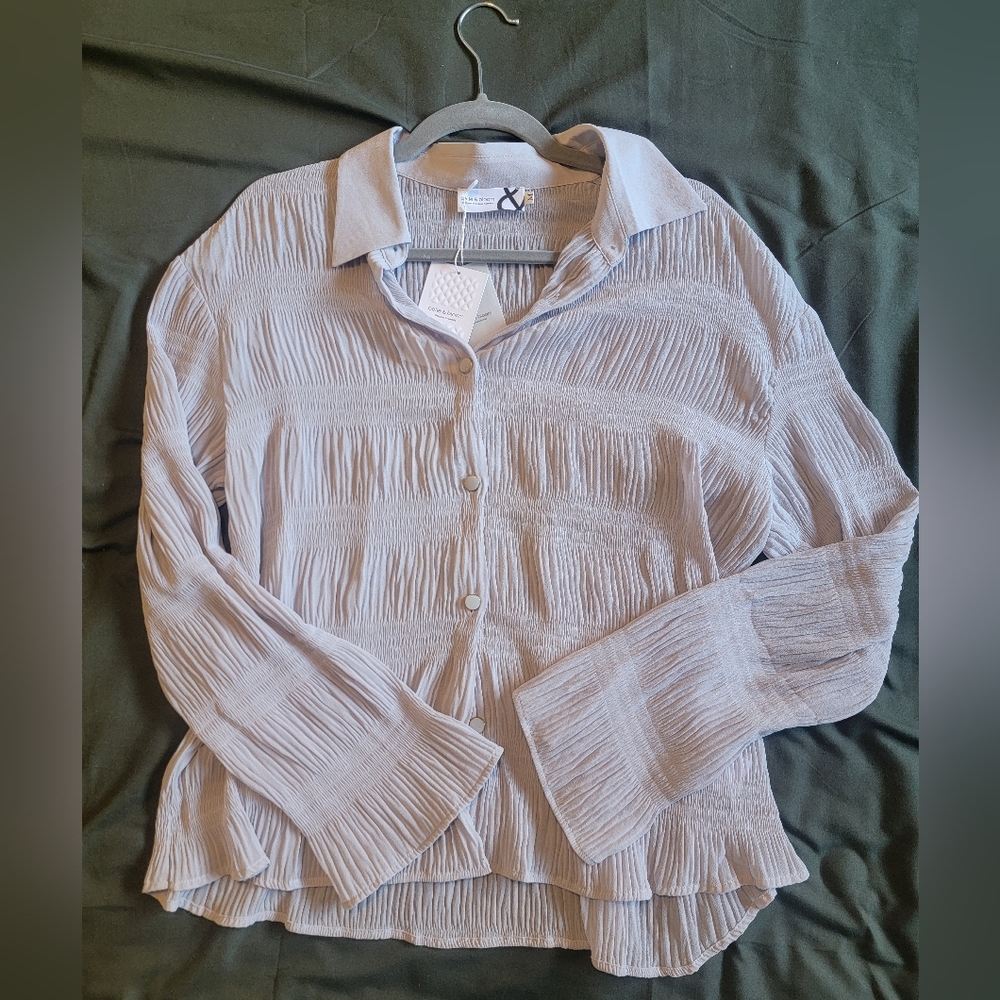 Belle & bloom. Blouse. Size Medium. Grey